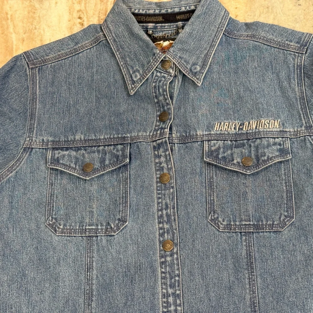 Women’s HARLEY DAVIDSON Vintage denim short sleeve button up top. Size small - Picture 5 of 7